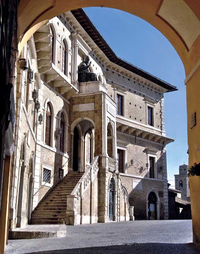 Fermo_palazzo_dei_Priori__prospetto_contatti